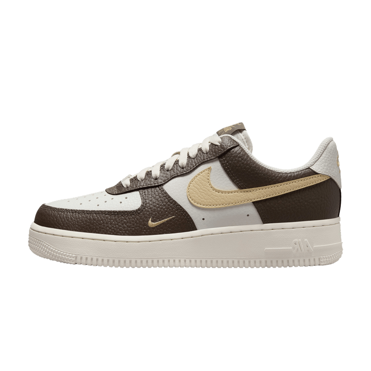 Nike Air Force 1 Low '07 Phantom Sesame zijaanzicht met wit, zwart en sesame gekleurde panelen, gouden swoosh en witte zool