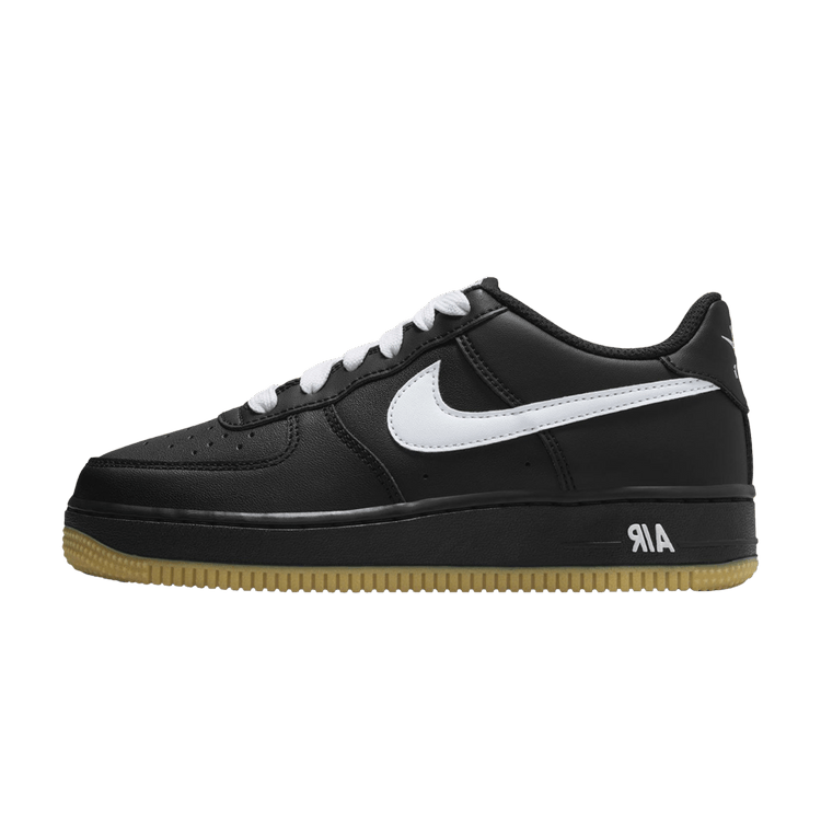 Nike Air Force 1 Low LV8 3 Black White Gum (GS) zijaanzicht met zwart leder, witte swoosh en gekleurde rubbergum zool