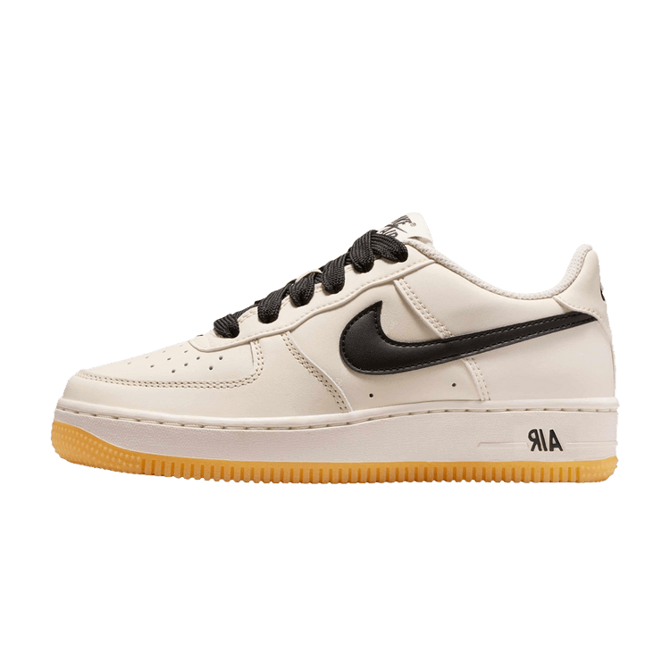 Nike Air Force 1 Low LV8 Soft Pearl Gum Black (GS), zijaanzicht met crème leren upper, zwart swoosh en gumkleurige zool