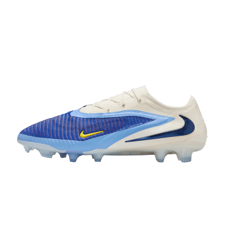 Nike Phantom 6 Low Elite FG Fear Nothing Pack, zijaanzicht met blauw gestikt bovenwerk, witte hiel en gele swoosh logo