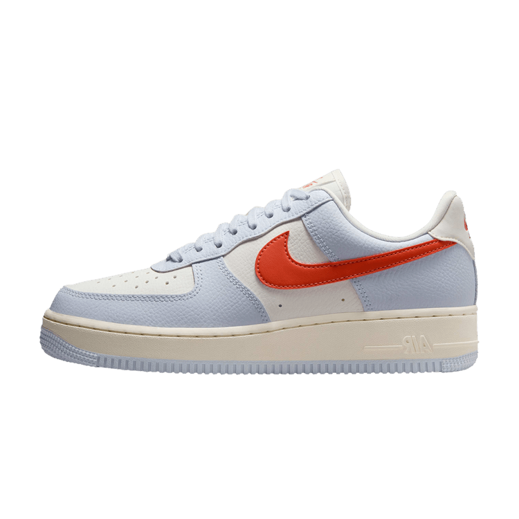Nike Air Force 1 Low '07 Football Grey Vintage Coral, zijaanzicht met lichtblauwe en crème panelen, rood Swoosh