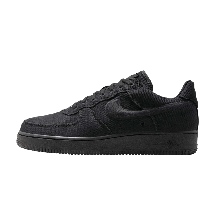 Nike Air Force 1 Low Triple Black Canvas, zijaanzicht met zwart canvas materiaal, zoolprofiel en vetersluiting