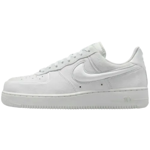 Nike Air Force 1 Low '07 Off White Light Smoke Grey, zijaanzicht met wit leer en logo op de zijkant