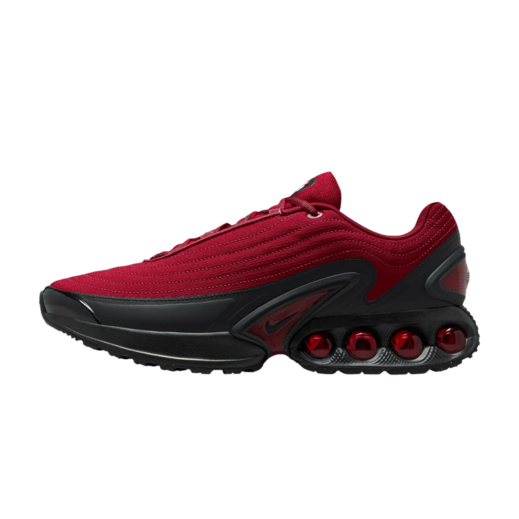 Nike Air Max Dn Winterized Noble Red Black, zijaanzicht met bordeauxrood canvas en zwart midsolendesign