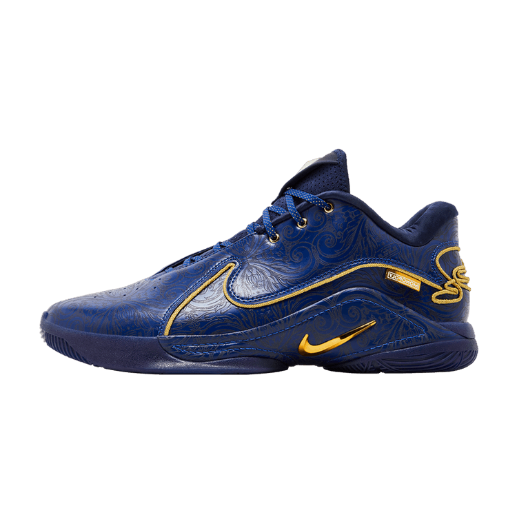 Nike LeBron 22 Monopoly Deep Royal Blue, zijaanzicht met blauw leer, gouden swoosh en decoratieve patronen