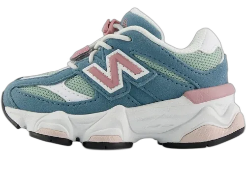 New Balance 9060 Salt Water Rosewood (TD) zijaanzicht, mesh en suède in blauw-groen met roze accenten en witte zool