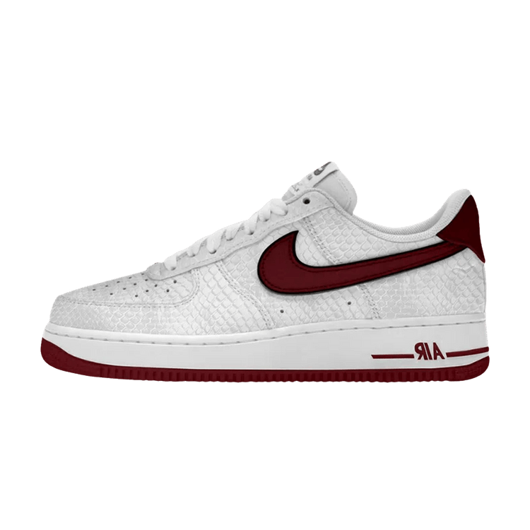 Nike Air Force 1 Low Kobe Bryant Forever Lower Merion Home, zijaanzicht met wit leren upper, bordeaux Swoosh en zool