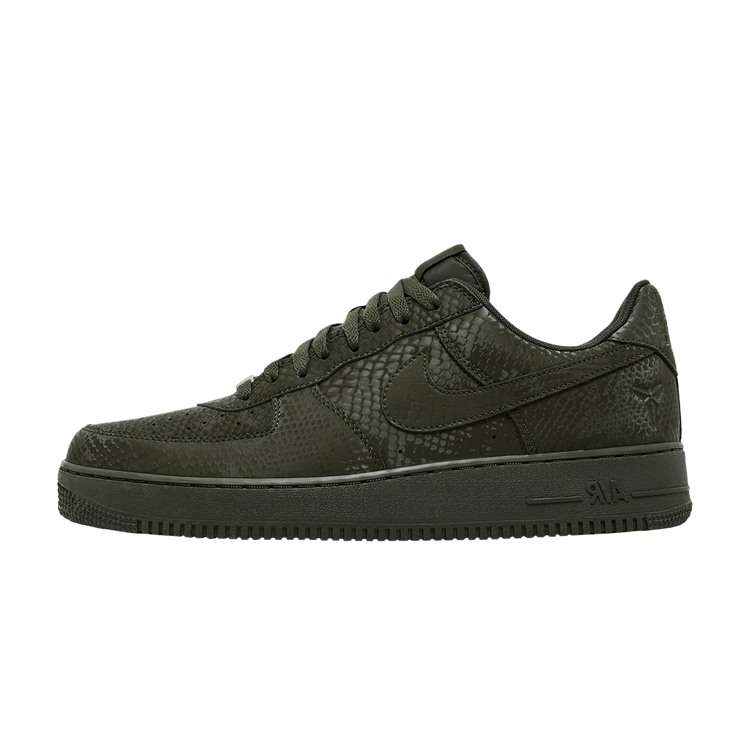 Nike Air Force 1 Low Kobe Bryant Forever Cargo Khaki, zijaanzicht met slangenhuidtextuur en Nike Swoosh logo