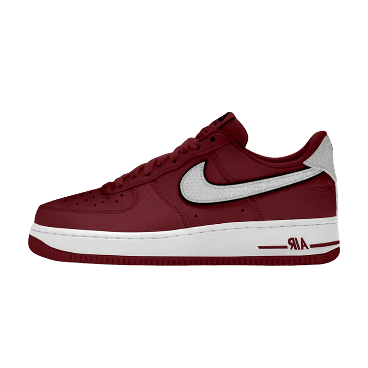 Nike Air Force 1 Low Kobe Bryant Forever Lower Merion Away, zijaanzicht met bordeauxrood leer en wit swoosh