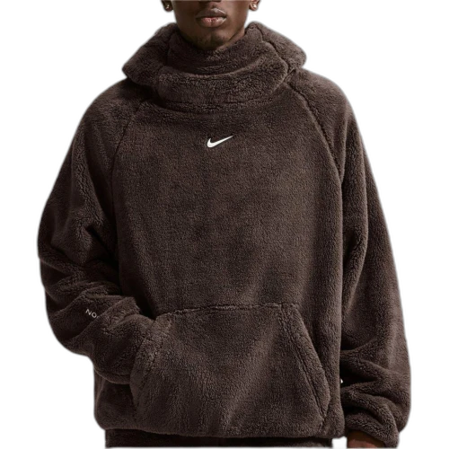 Nike x NOCTA Chalet Polar Men's Top Brown, vooraanzicht gedragen met fleece textuur en klein Nike-logo