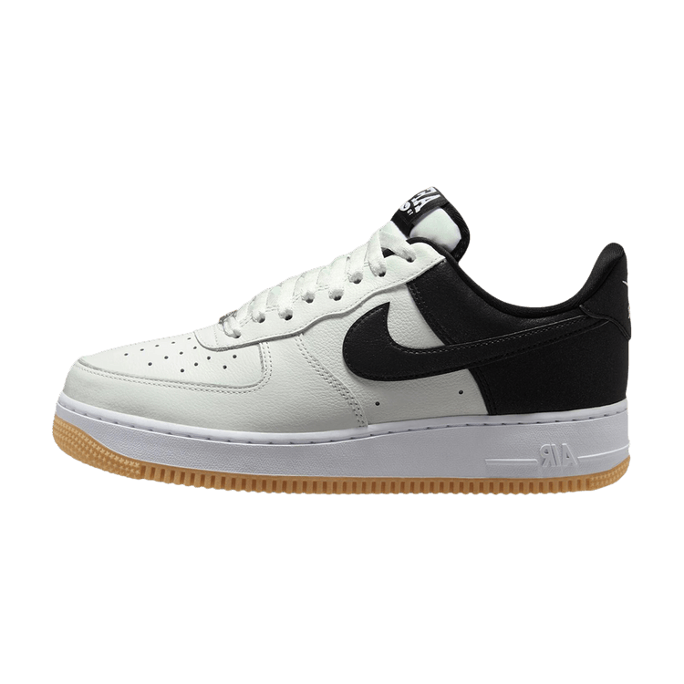 Nike Air Force 1 Low '07 LV8, zijaanzicht met wit leer, zwart swoosh en gum zool