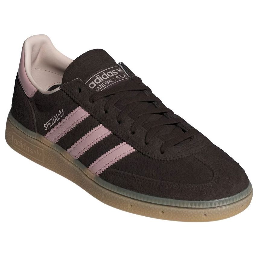 adidas Handball Spezial Aurora Coffee Sandy Pink, driekwart aanzicht met bruine suède en drie roze strepen