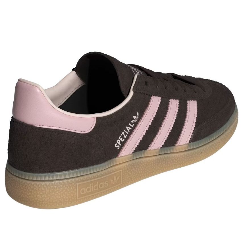 adidas Handball Spezial Aurora Coffee Sandy Pink, achteraanzicht met roze hielkap en zwart binnenmeer