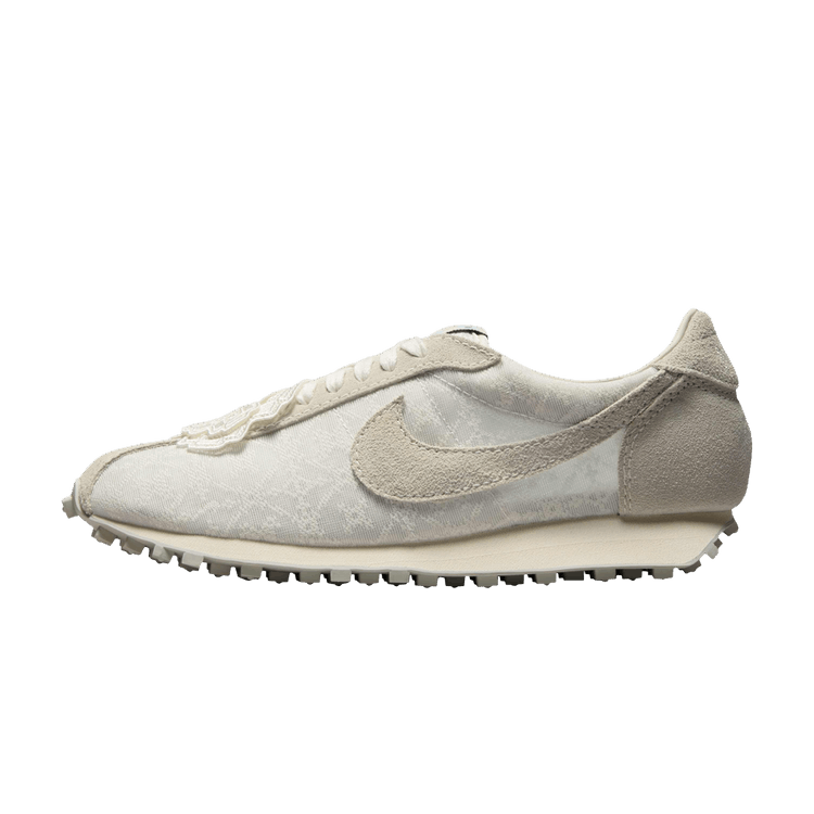 Nike LD-1000 Soft Pearl, zijaanzicht met crèmekleurig canvas, suède swoosh en gegroefde zool