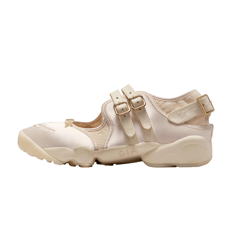 Nike Air Rift Pearl White Buckle Strap zijaanzicht, wit sneaker met goudkleurige gesp-sluitingen en ivoorkleurige chunky zool