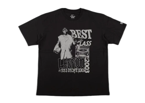 Nike LeBron James "Best In Class" Basketball T-shirt Black, vooraanzicht met grijs grafisch print van LeBron en tekstdetails