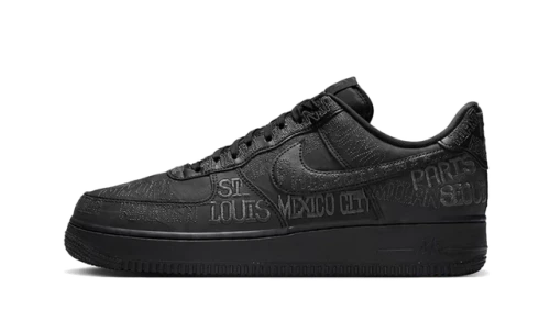Nike Air Force 1 Low World Tour Black, zijaanzicht met textured zwart leder en grafische print
