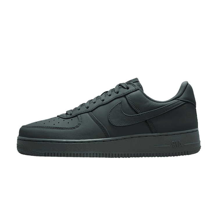 Nike Air Force 1 Low Retro Premium Bomber Grey, zijaanzicht met volledig zwart leder en verhoogde rubberzool