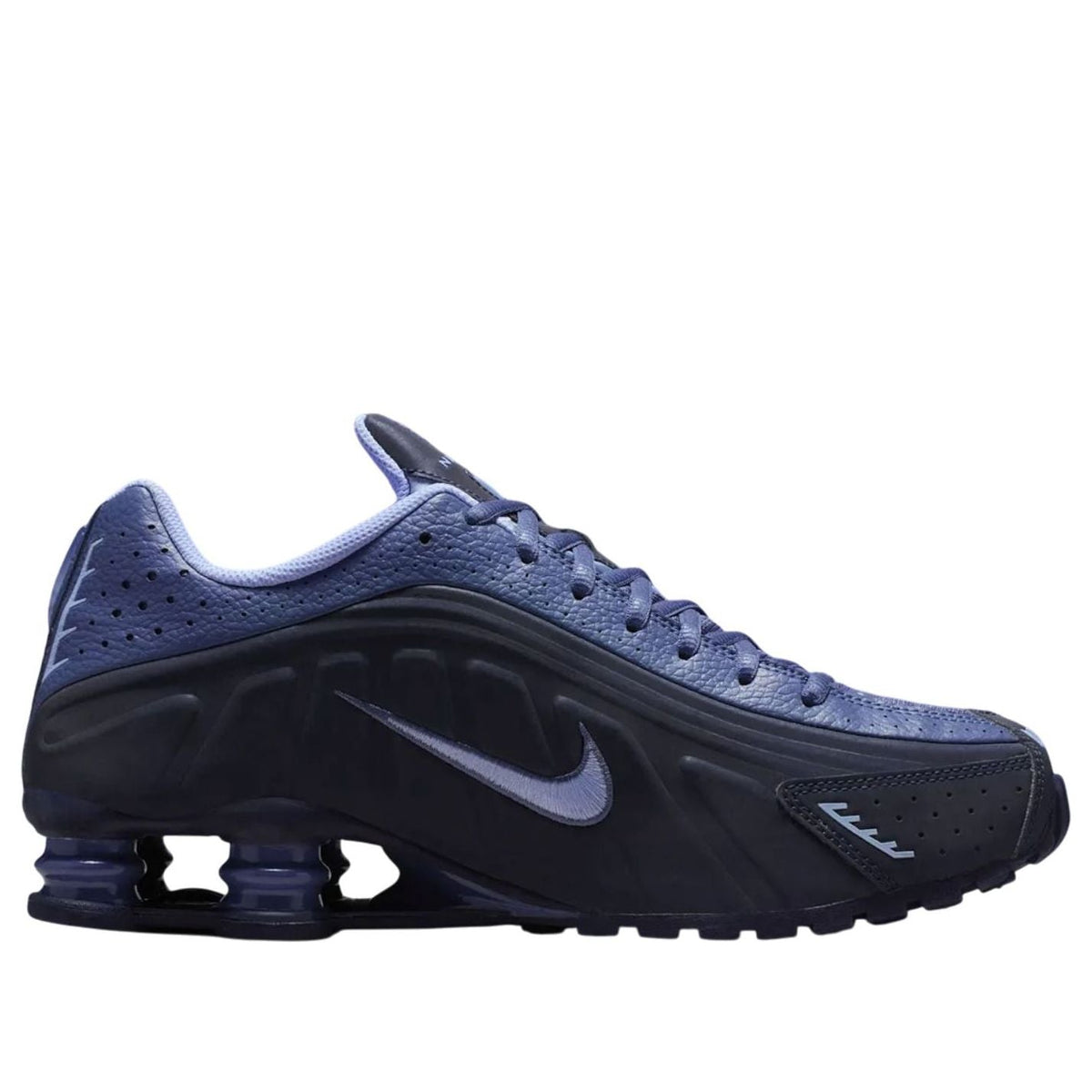 Nike Shox R4 Obsidian Reflective driekwart aanzicht, blauwe bovenwerk met perforatiegaten en donkere zijpanelen