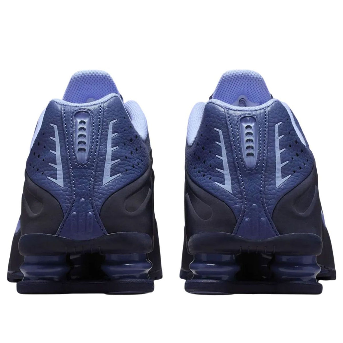 Nike Shox R4 Obsidian Reflective achteraanzicht, blauwe luchtdoorlatende panelen en zwarte Shox-demping onderaan