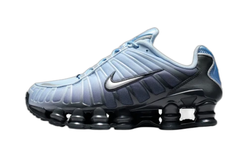 Nike Shox TL Light Armory Blue, zijaanzicht met lichtblauwe en zwarte kleurvlakken, opvallende Shox-zool