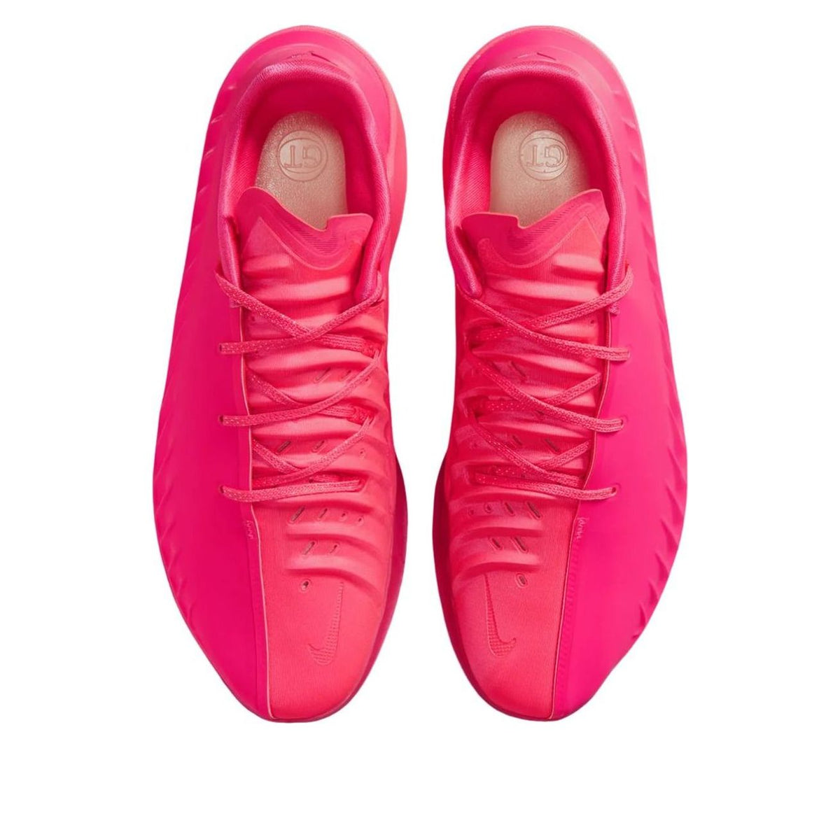 Nike Air Zoom GT Cut 4 Kay Yow bovenaanzicht, beide schoenen tonen vetersluiting en gestructureerde bovenkant