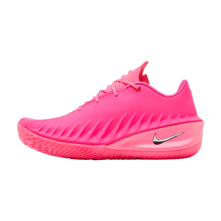 Nike Air Zoom GT Cut 4 Kay Yow zijaanzicht, fel roze monochroom design met Nike Swoosh en gerimpelde bovenwerk