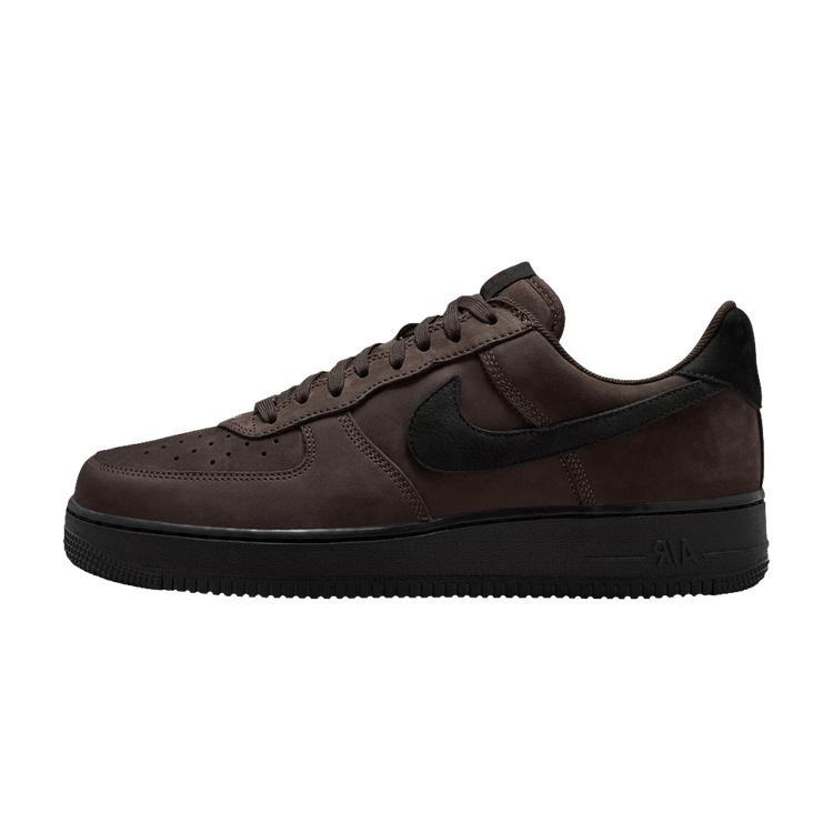 Nike Air Force 1 Low Retro Premium QS Black Tea Black Badgeless, zijaanzicht met bruingrijs en zwart suède