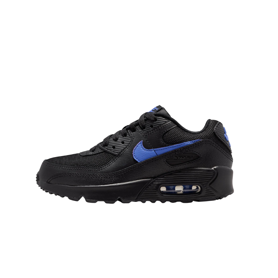 Nike Air Max 90 Black Sapphire (GS) zijaanzicht, zwart mesh met blauw Swoosh logo en zichtbare Air Max zool