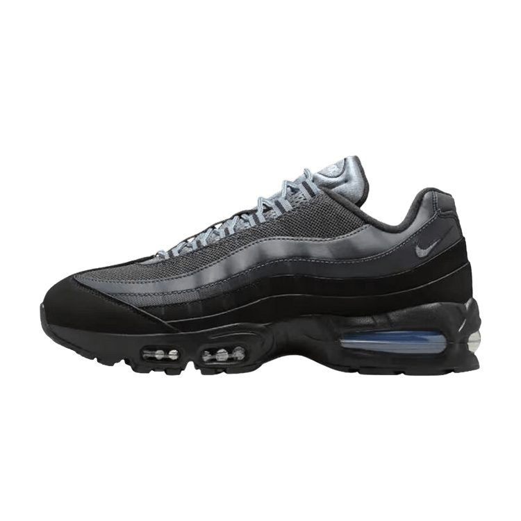 Nike Air Max 95 OG zijaanzicht met zwart suède, grijs mesh en blauw Air-zooldetail