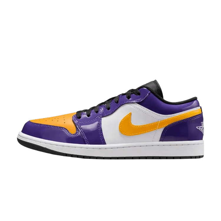 Jordan 1 Low SE Lakers, zijaanzicht met paars, wit en geel kleurvlakken, Nike Swoosh logo en zwarte zool