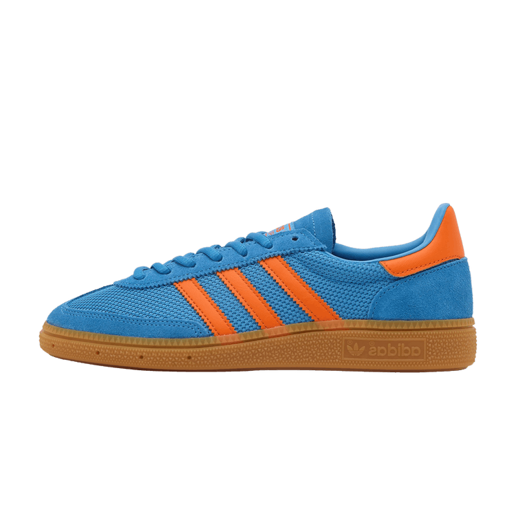 Adidas Handball Spezial J 'Focus Blue Orange', zijaanzicht met blauwe mesh, oranje strepen en rubberen gumzool