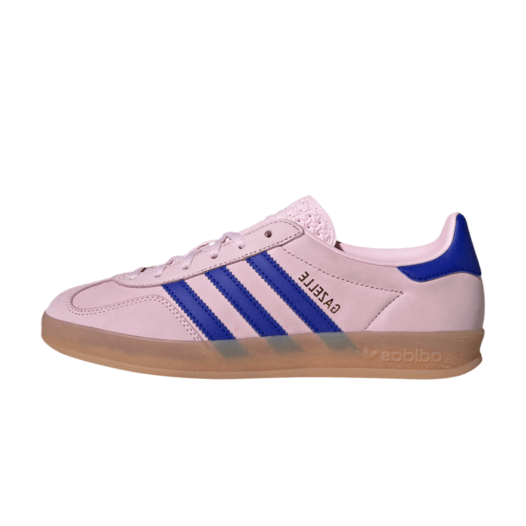 adidas Gazelle Indoor Clear Pink Lucid Blue, zijaanzicht met roze leer, donkerblauwe strepen en beige zool