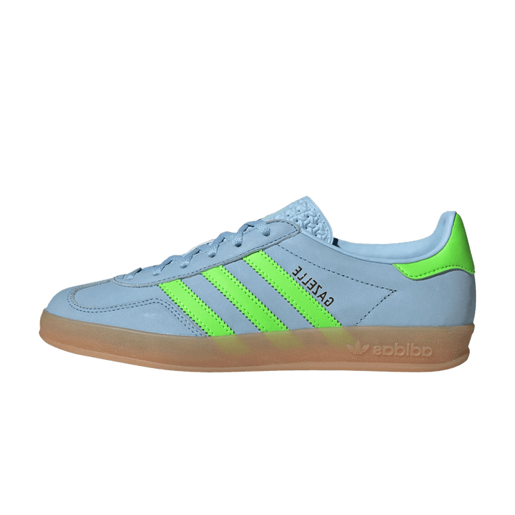 adidas Gazelle Indoor Clear Sky Solar Green zijaanzicht, lichtblauwe leren bovenkant met neon groen striping en gummi zool