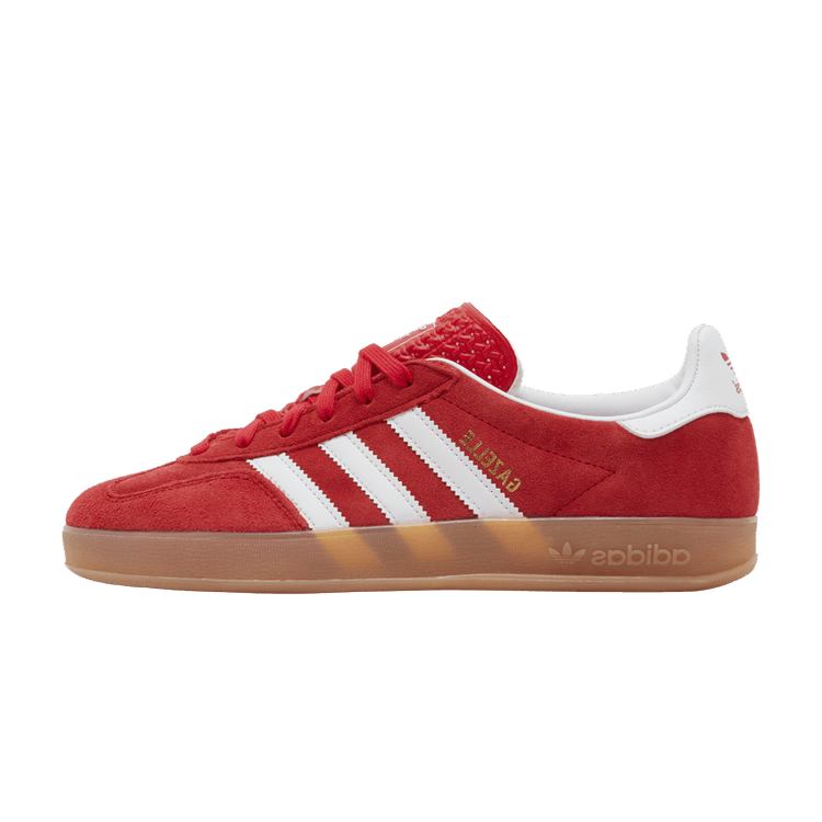adidas Gazelle Indoor Better Scarlet, zijaanzicht met rood suède, witte strepen en gumrozool