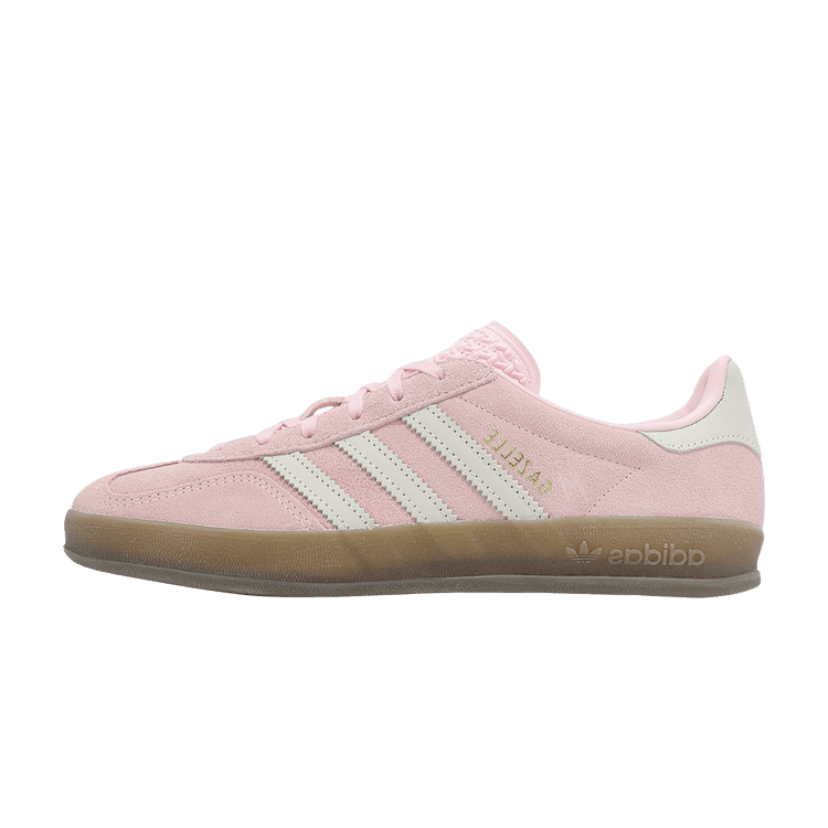 adidas Gazelle Indoor Clear Pink Off White, zijaanzicht met roze suède, witte strepen en gumizool