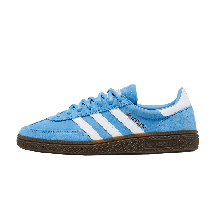 adidas Handball Spezial Light Blue Cloud White (GS) zijaanzicht met blauwe suède, witte strepen en bruine zool