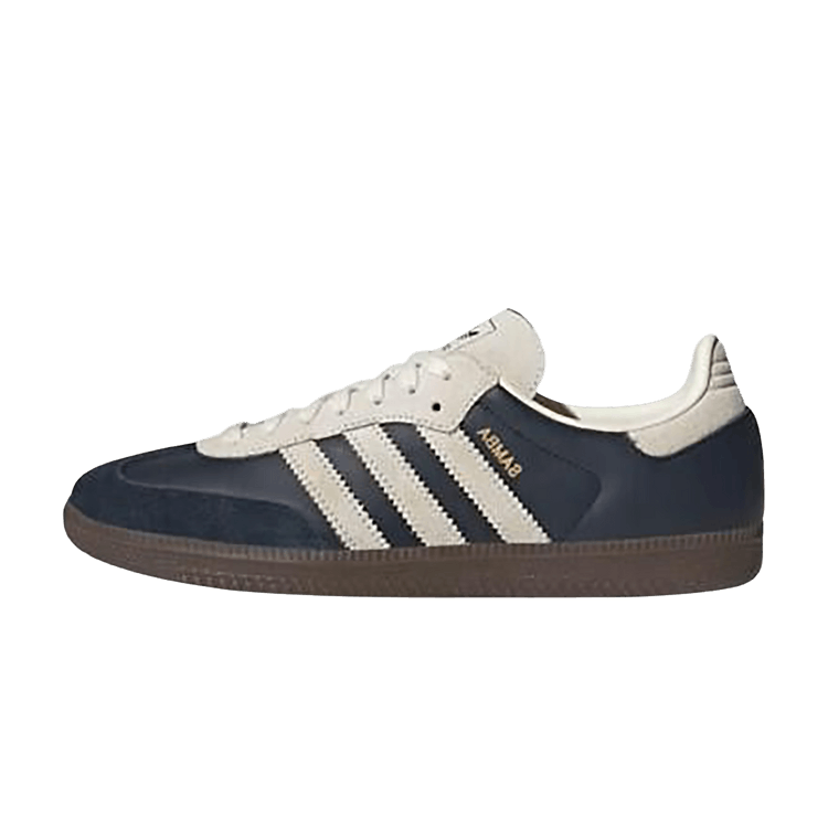 adidas Samba OG Aurora Ink Cream White, zijaanzicht met navy en crèmekleurige nubuck, drie contraststrepen en bruine zool