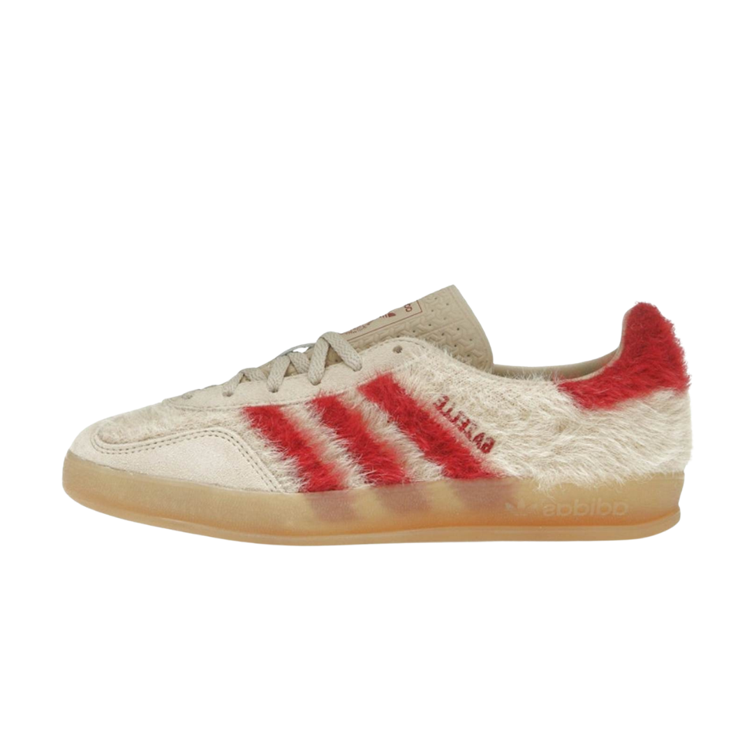 adidas Gazelle Indoor Magic Beige Victory Red, zijaanzicht met crème fluffy upper en rode strepen