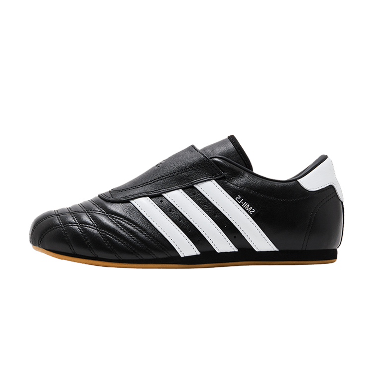 adidas Taekwondo Black White zijaanzicht, zwart leer met witte strepen en gum zool, klittenband sluiting