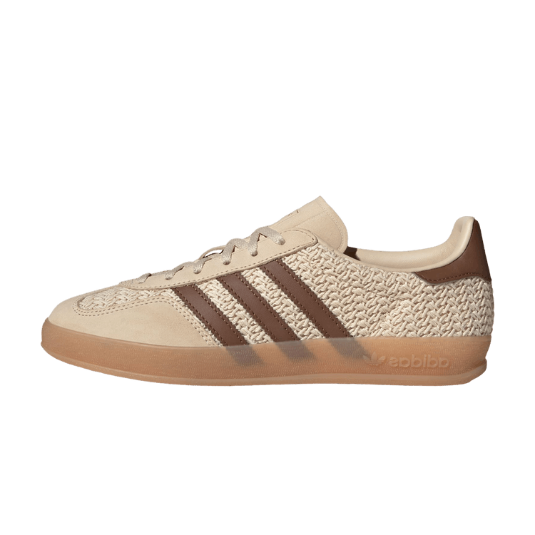 adidas Gazelle Indoor Sand Strata Premium Brown, zijaanzicht met textielkraag, bruine strepen en beige zool