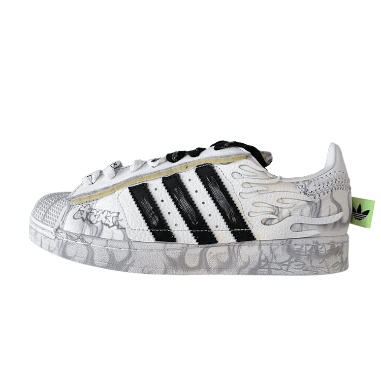 adidas Superstar Hellstar White, zijaanzicht met witte textielvoet, zwarte drie strepen en goudkleurige accentlijn