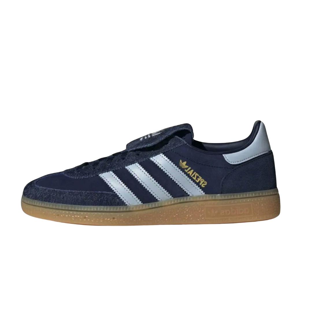 adidas Handball Spezial LT Dark Blue Crystal Sky, zijaanzicht met donkerblauwe suède, witte strepen en bruine zool