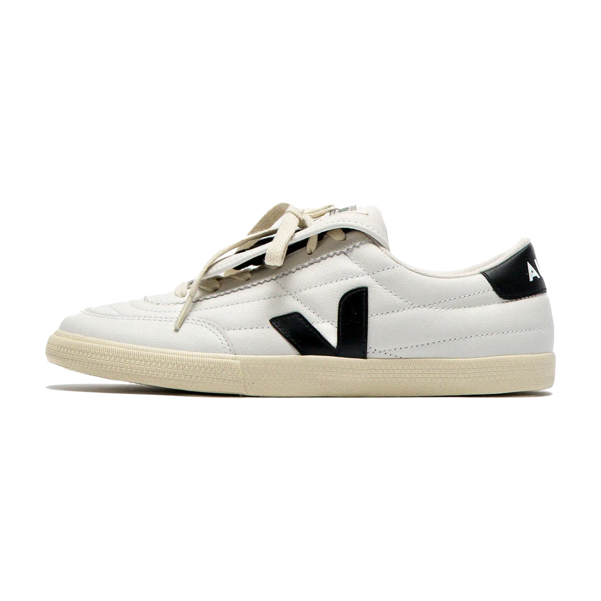Veja Panenka Leather Magliano White, zijaanzicht met wit leer, zwart V-logo en creme zool