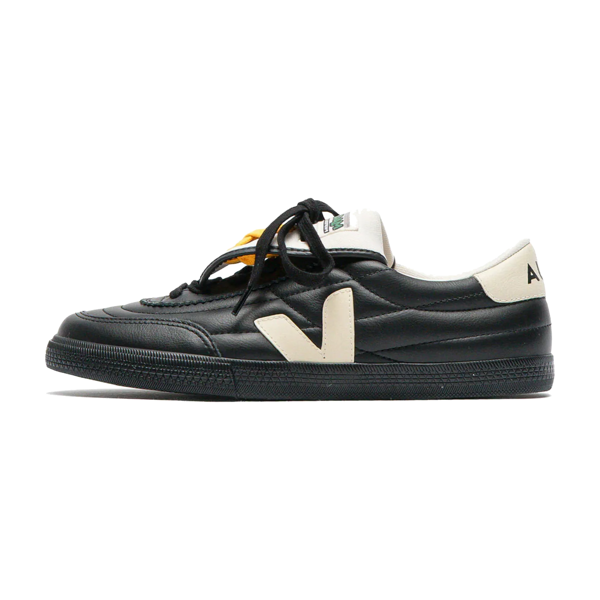 Veja Panenka Leather Magliano Black, zijaanzicht met zwart leer, crème zijpaneel en zwarte veters