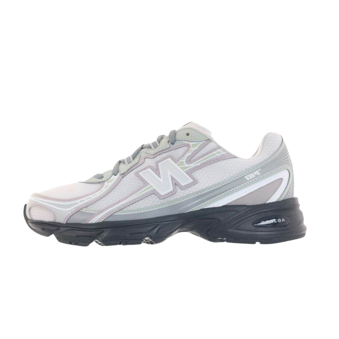 New Balance 740 Silver Metallic Rain Cloud zijaanzicht, wit-paarse sneaker met grijs logo en zwarte zool