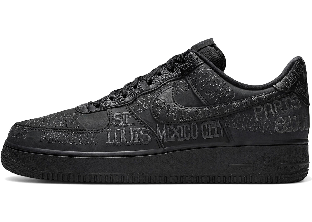 Nike Air Force 1 Low World Tour Black, driekwart aanzicht toont gestructureerde voorkant en chunky zool