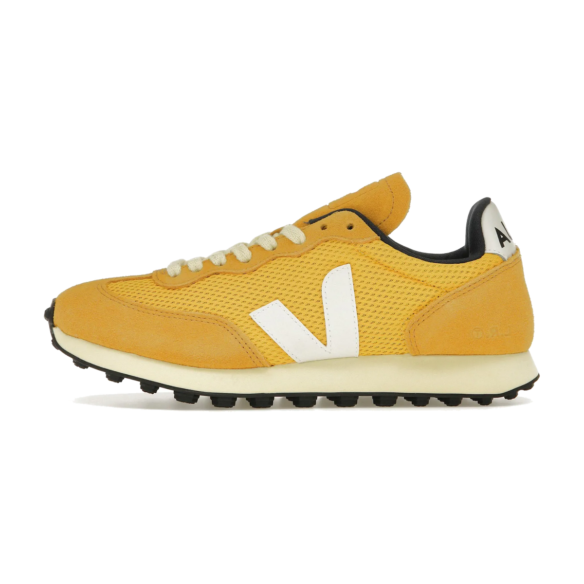 Veja Rio Branco Alveomesh Ouro White, zijaanzicht met geel mesh, wit V-logo en crèmekleurige zool met zwarte noppen