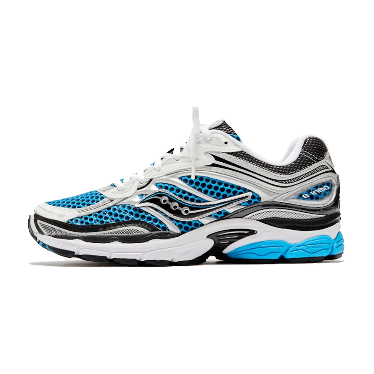 Saucony Progrid Omni 9 Royal Silver zijaanzicht, wit mesh met blauwe en zwarte accenten, dikke gebobbelde zool