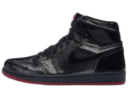 Jordan 1 Retro High SP Gina zijaanzicht met zwart textuurdetail, rode zool en glanzende afwerking